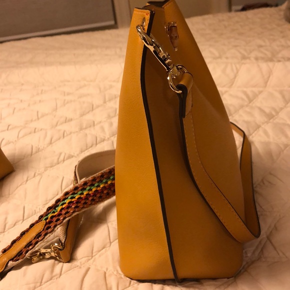 Sondra Roberts bucket bag - Picture 3 of 3